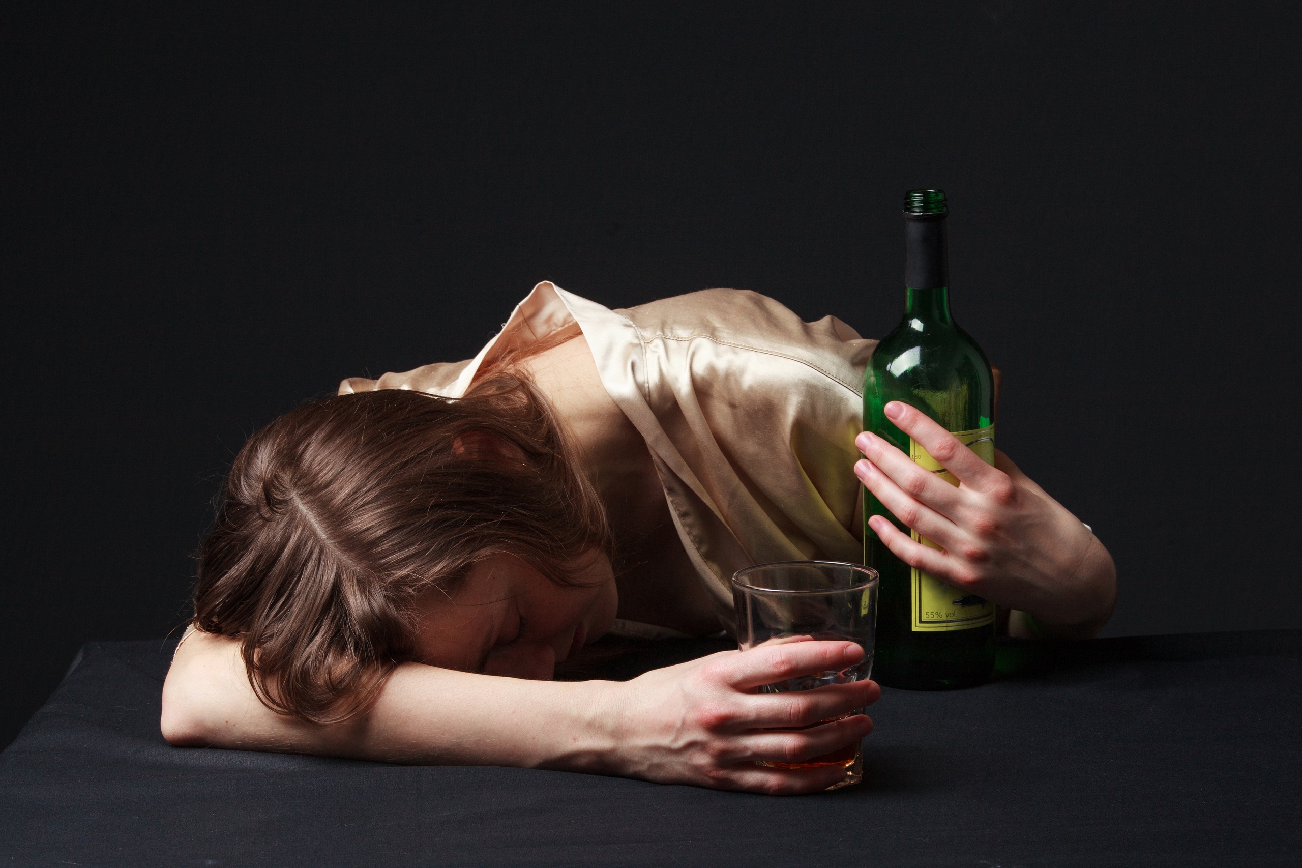 Спящие русские девушки. Напились и жена уснула. Пьющая девушка. Пьяные парни спят в обнимку. Пьяные девушки в квартире.